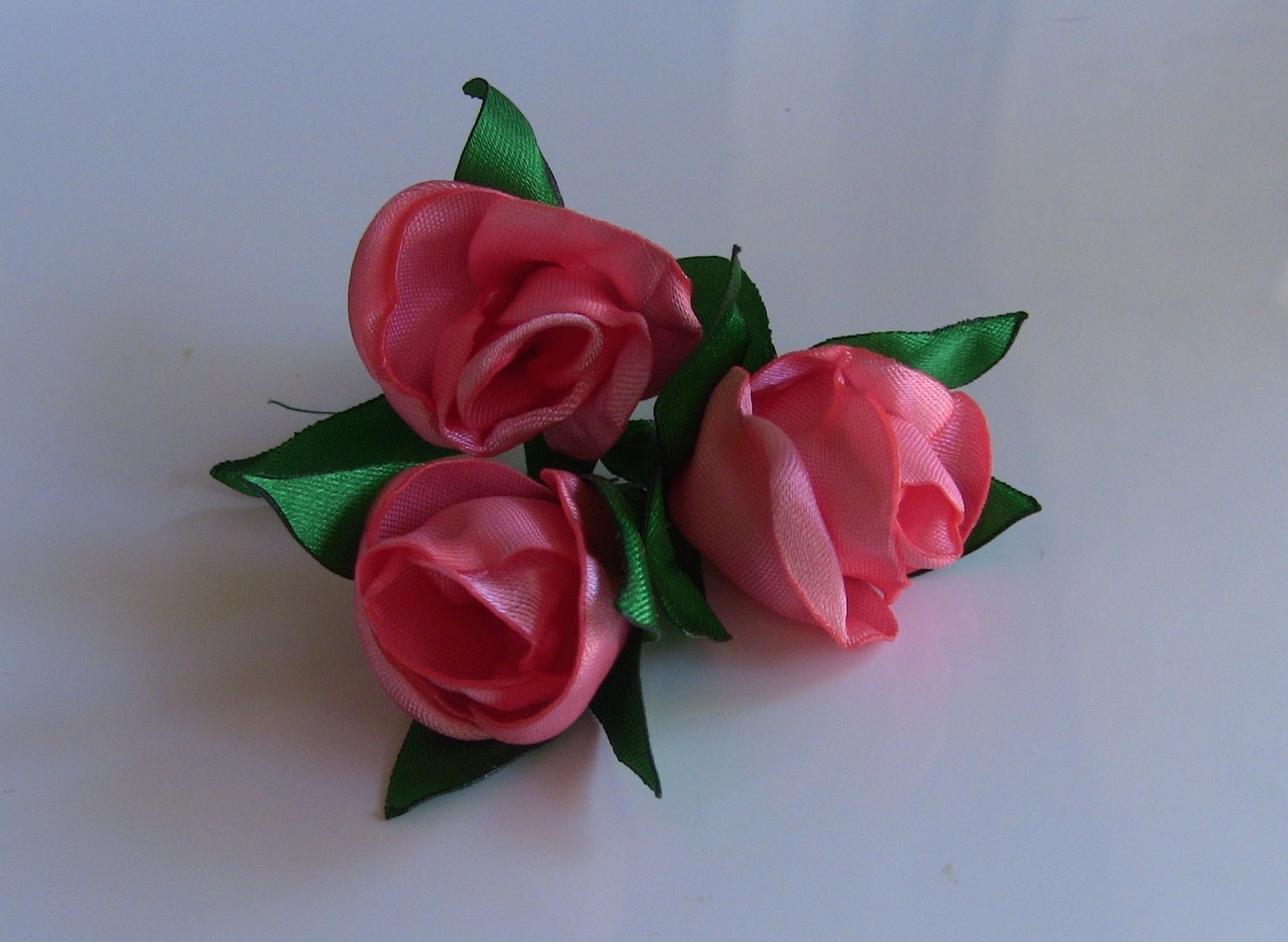 HOW TO MAKE ROLLED RIBBON ROSES - Botoes de rosas - Passo a Passo