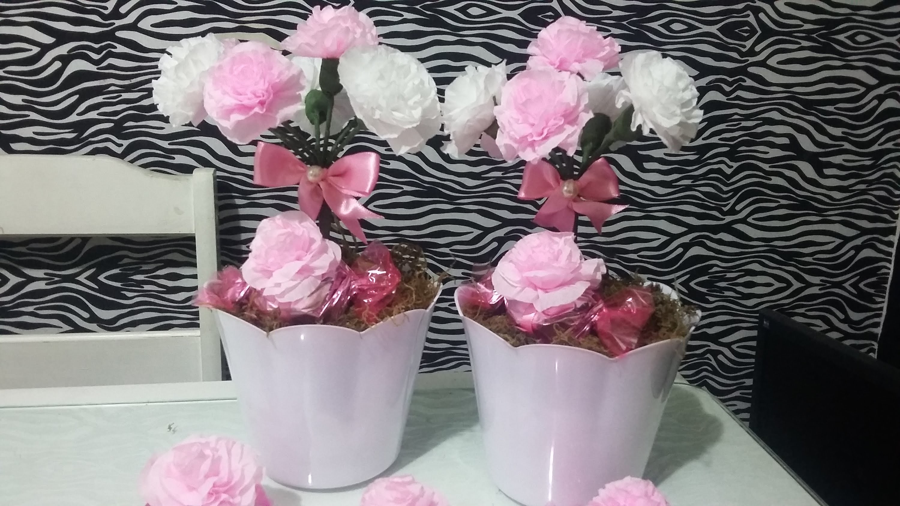 Aula 29 - Como fazer arranjos com flores de papel crepom (Artesanato)