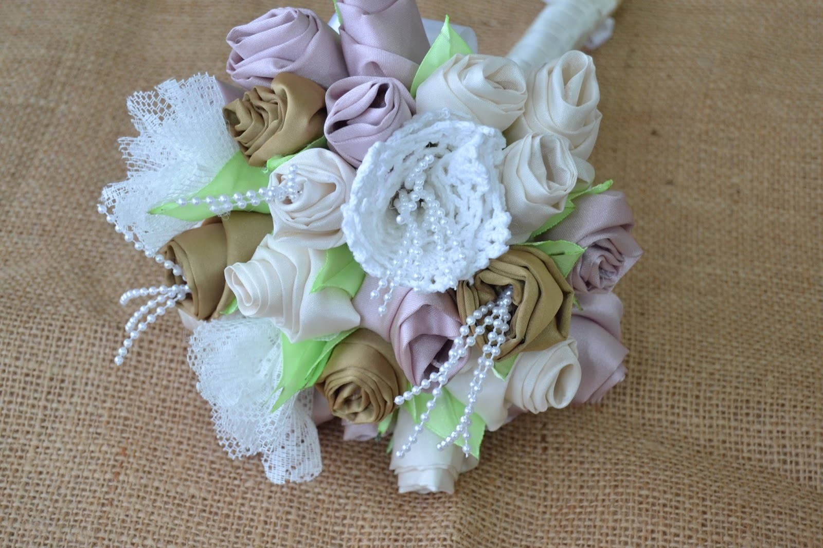 Como fazer bouquet de noivas com flores de tecidos ♥