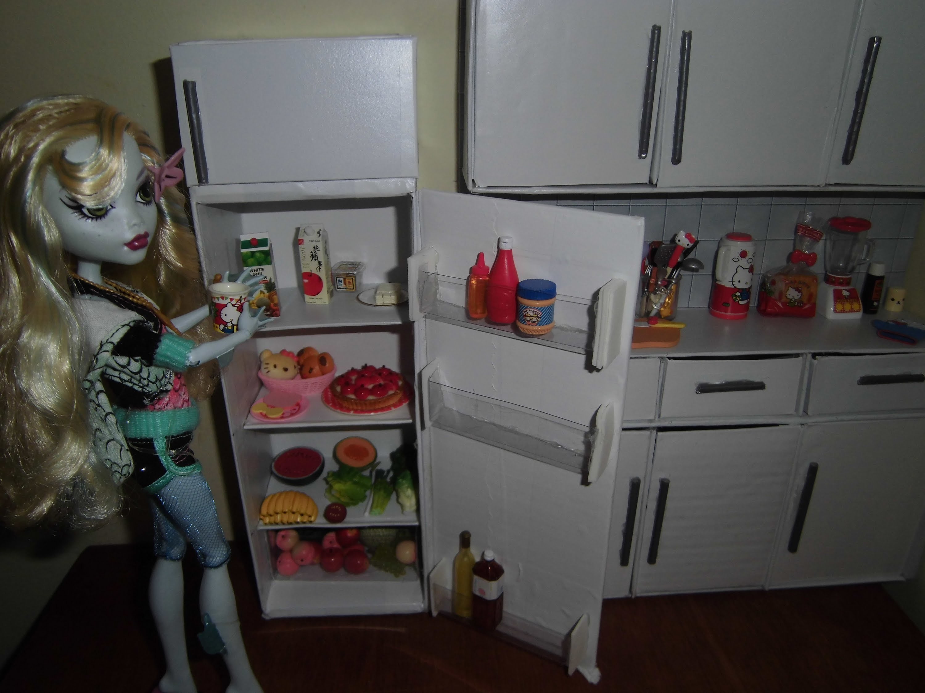 Como fazer uma geladeira para boneca Monster High, Pullip, Barbie e etc
