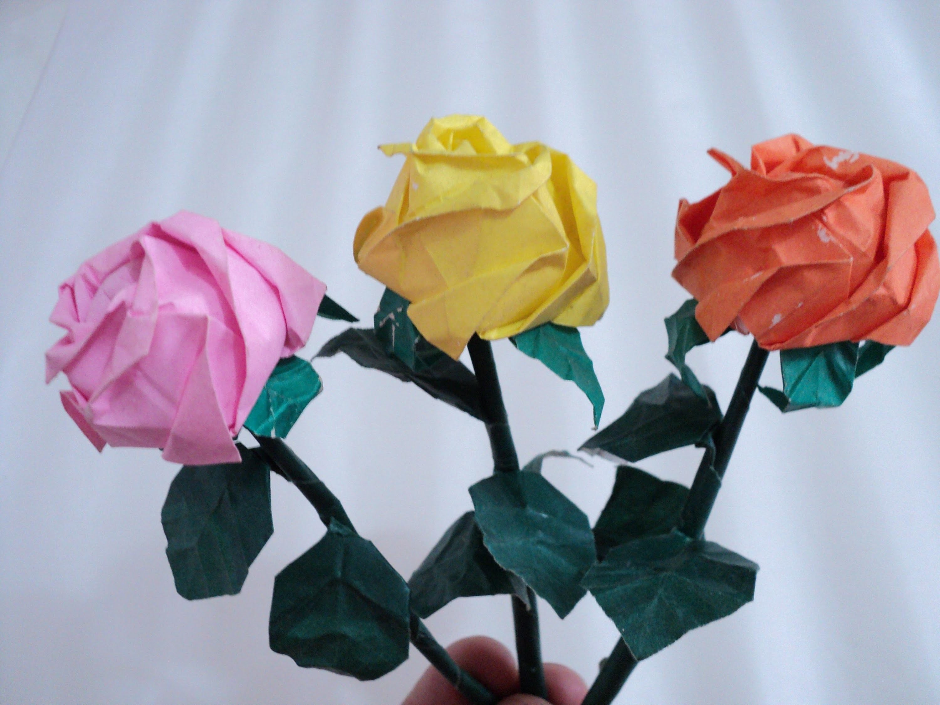 Passo a passo como dobrar a rosa de origami kawasaky
