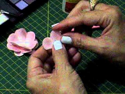 SCRAPBOOKING: Flores de papel pintadas com a técnica das sombras de olhos