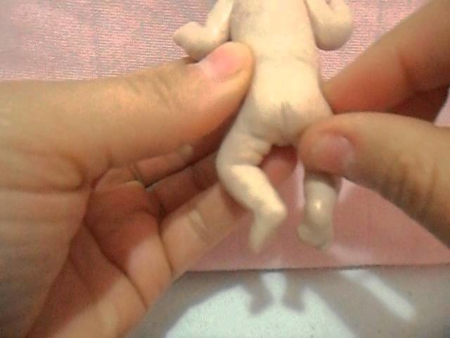 Esculpindo mini bebê