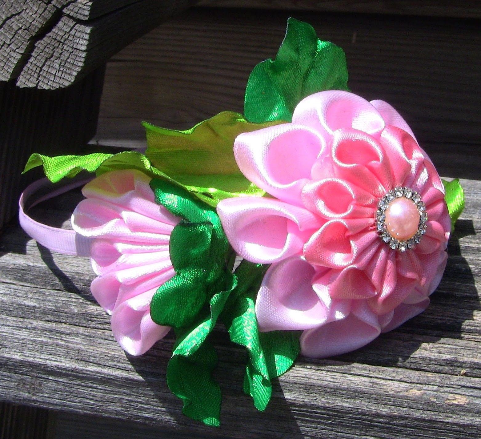 Gigolé com rosas em cetim com botao  Passo a Passo-HOW TO MAKE ROLLED RIBBON ROSES- fabric flowers