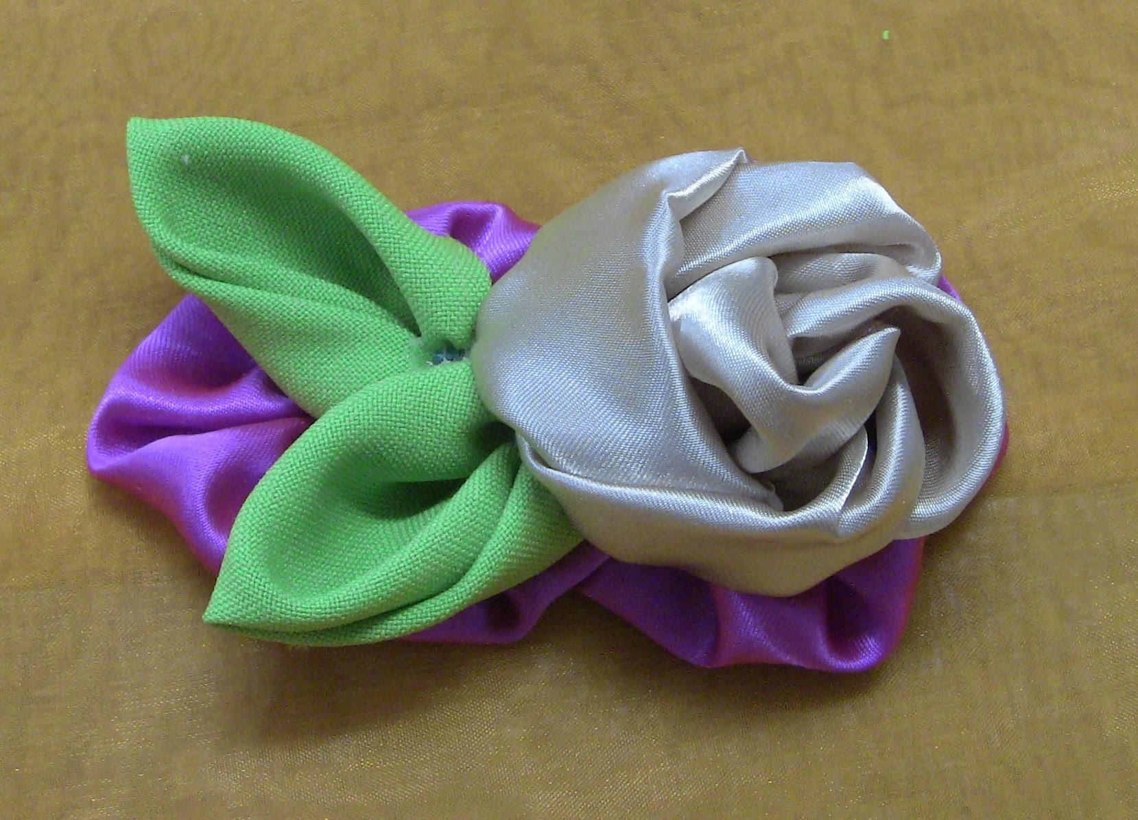 HOW TO MAKE ROLLED RIBBON ROSES- fabric flowers-Rosa de Fuxico  Passo a passo