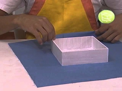 Aprenda fazer uma caixa de presente forrada com tecido.
