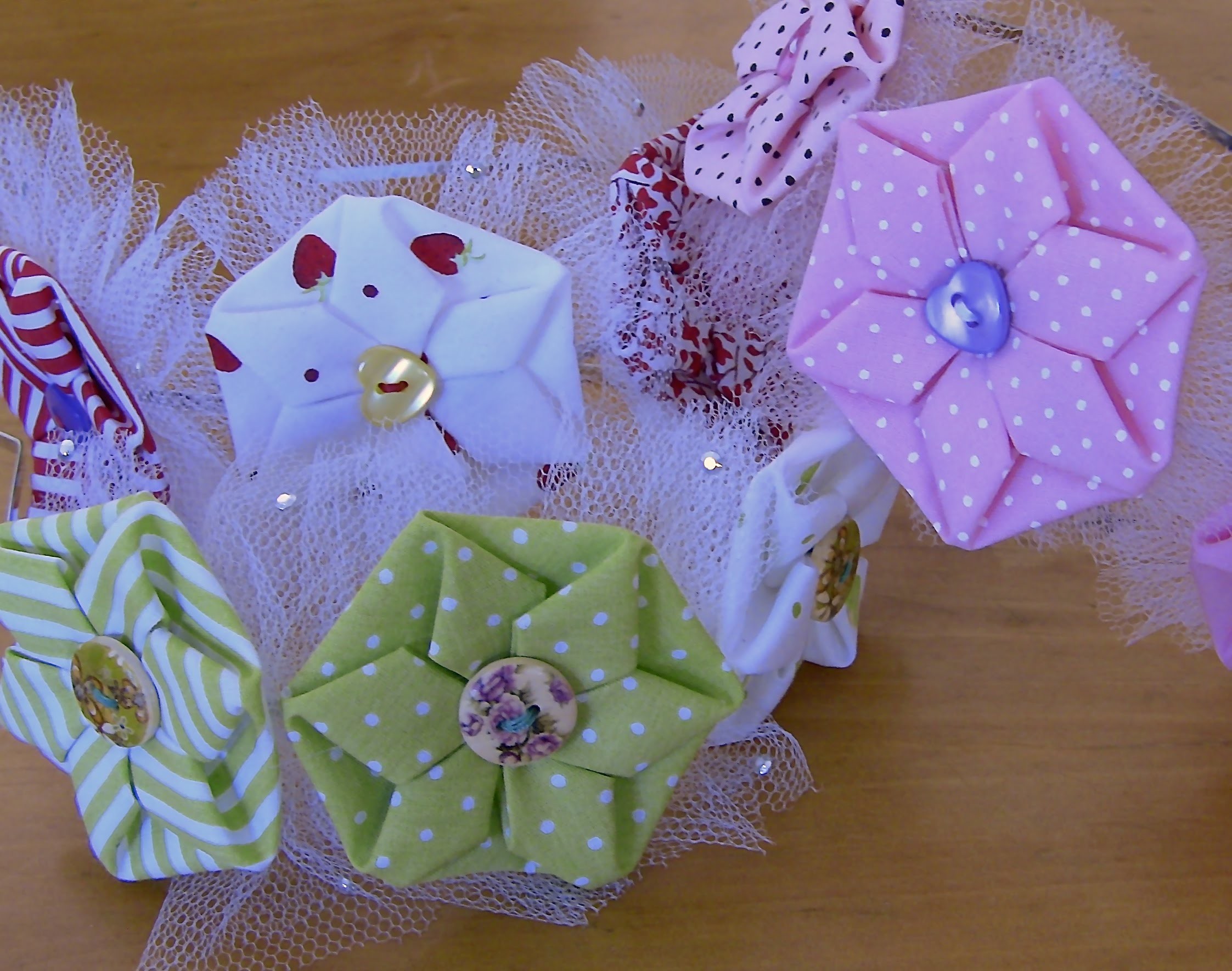 Origami  Fuxico em forma de estrela Passo a Passo- HOW TO MAKE ROLLED RIBBON ROSES- fabric flowers