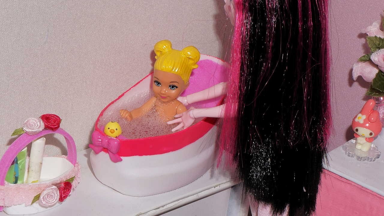 Como fazer banheira do bebê de boneca Barbie, Monster High, etc (e pra Polly, + cabide)