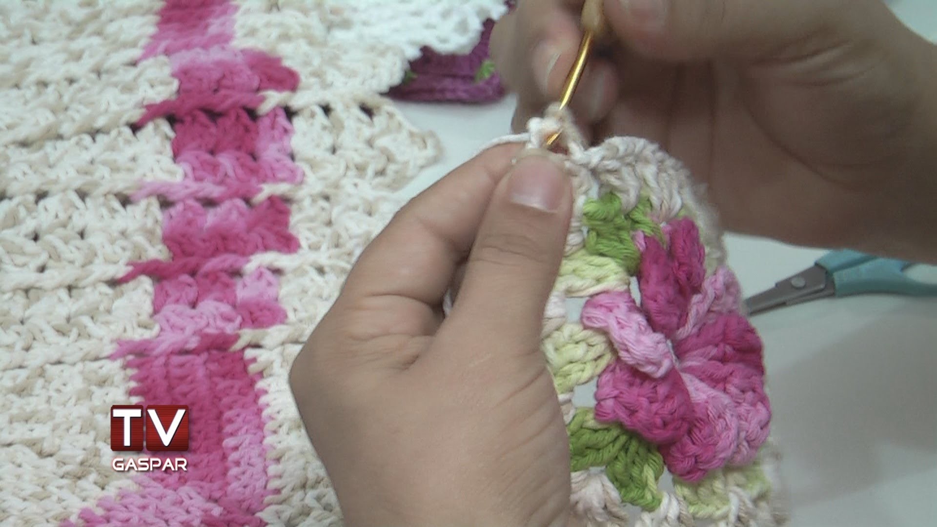 Curso ensina senhoras a produzir peças de crochê