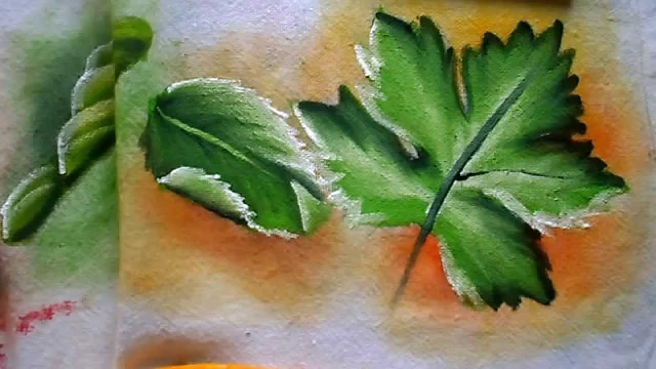 Pintando vários tipos de folhas em tecido