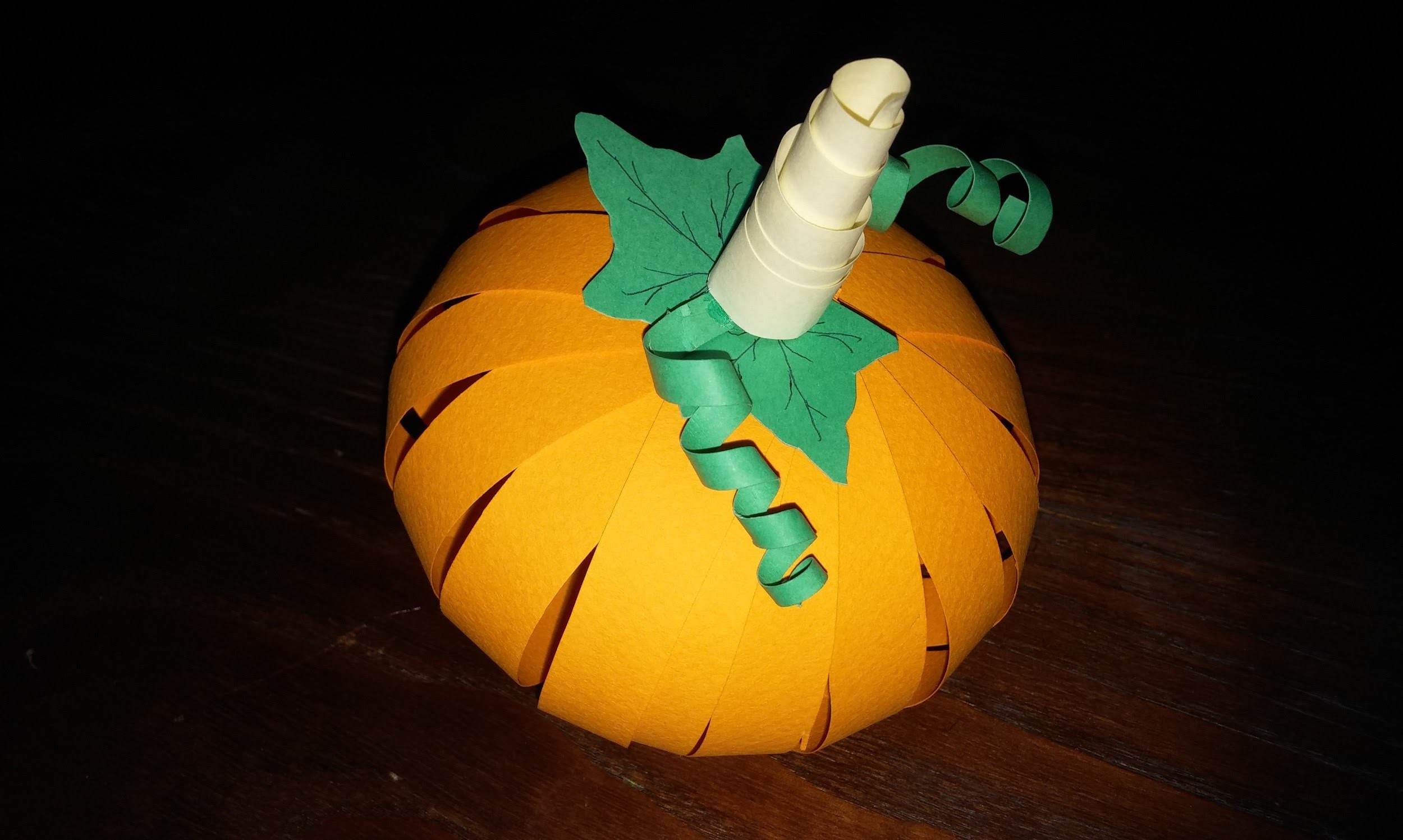 Abóbora de Halloween de papel - DIY - Paper Halloween pumpkin
