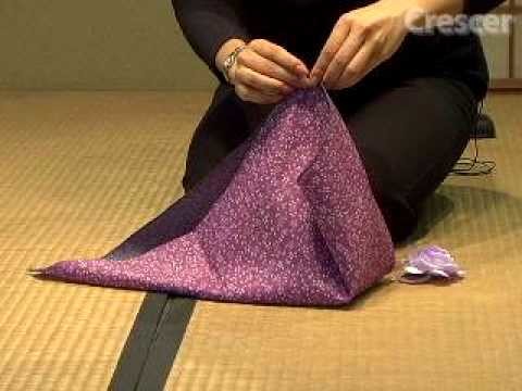 Aprenda a fazer dois embrulhos de presentes de furoshiki