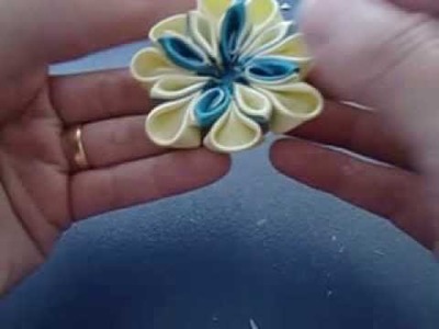 Flor de fita com pétala dobrada no meio. Ribbon flower