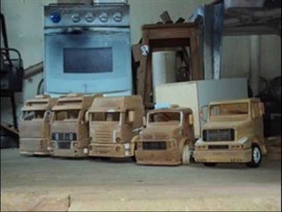 Miniaturas de caminhão em madeira.