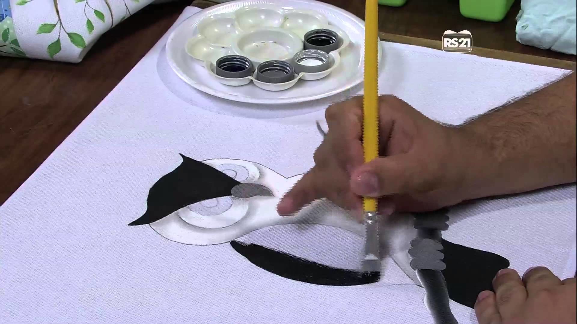Mulher.com 29.04.2013 Luciano Menezes - Pintura em tecido coruja  Parte 1.2