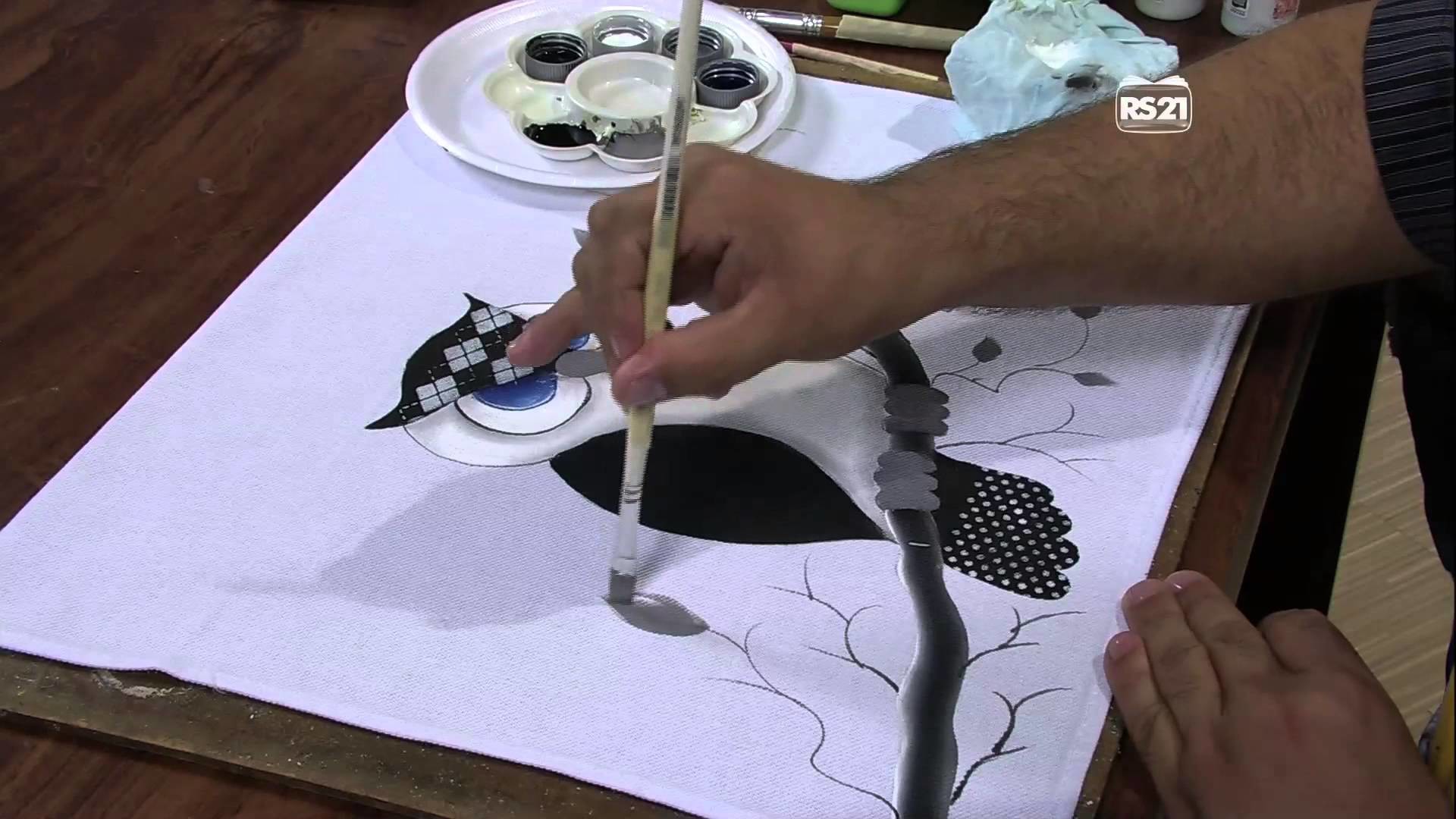 Mulher.com 29.04.2013 Luciano Menezes - Pintura em tecido coruja  Parte 2.2