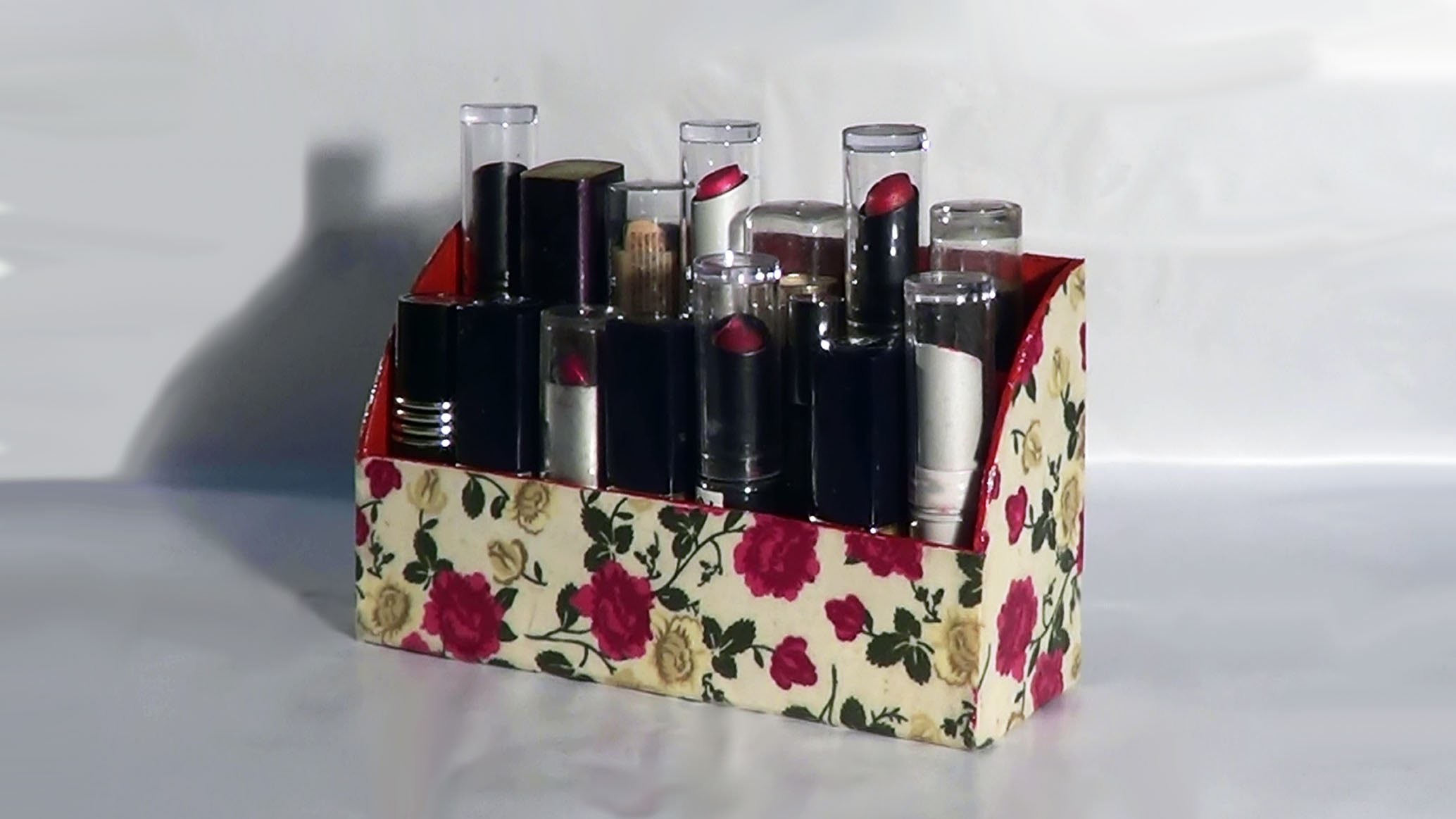 DIY - Organizador de batons. Organizer lipsticks. Barras de labios Organizador