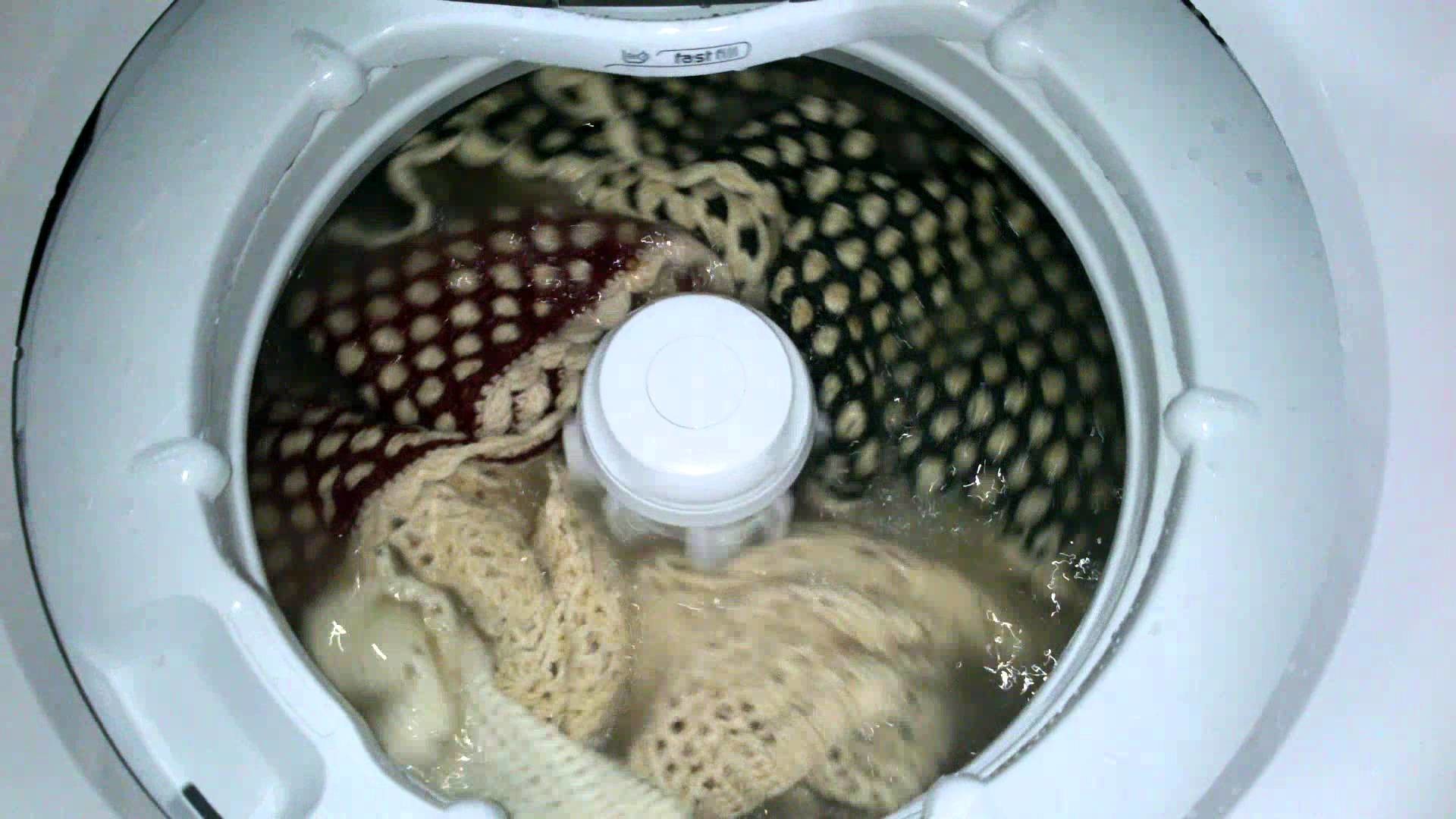BRASTEMP BWU11A - lavando tapetes de crochê.