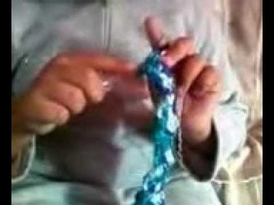Gabriela encinando a fazer cachicol de crochet com apenas 7 aninhos