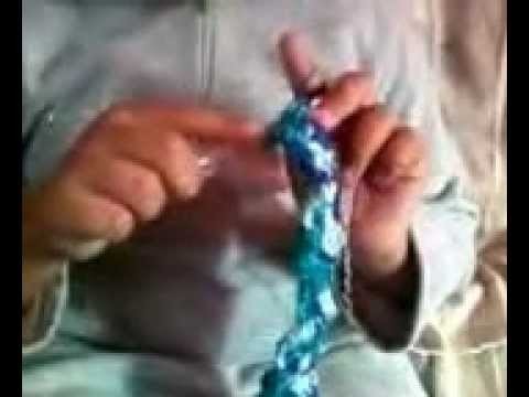 Gabriela encinando a fazer cachicol de crochet com apenas 7 aninhos
