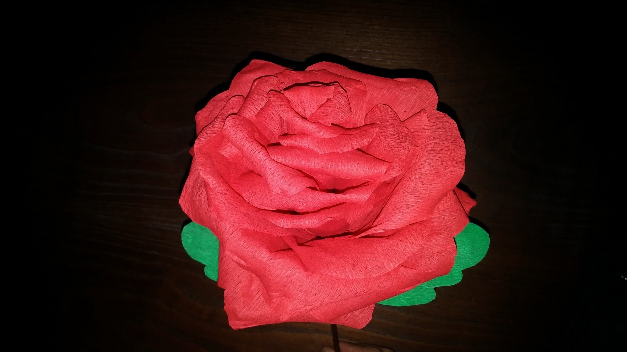 Rosa gigante de papel crepom - DIY - Giant rose crepe paper
