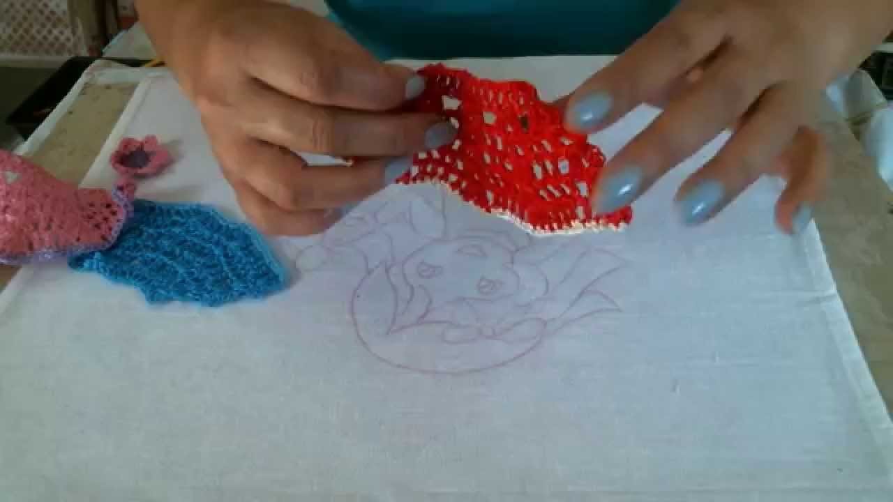 Boneca sentada com saia de croche pintura em tecido