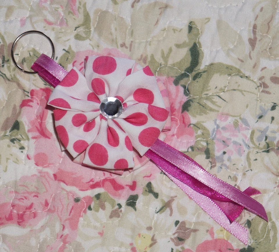 DIY-Faça você mesma: Chaveiro de flor de tecido! Por:.Michelle Rocha.