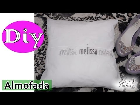 Almofada feita com saquinho Melissa (DIY)