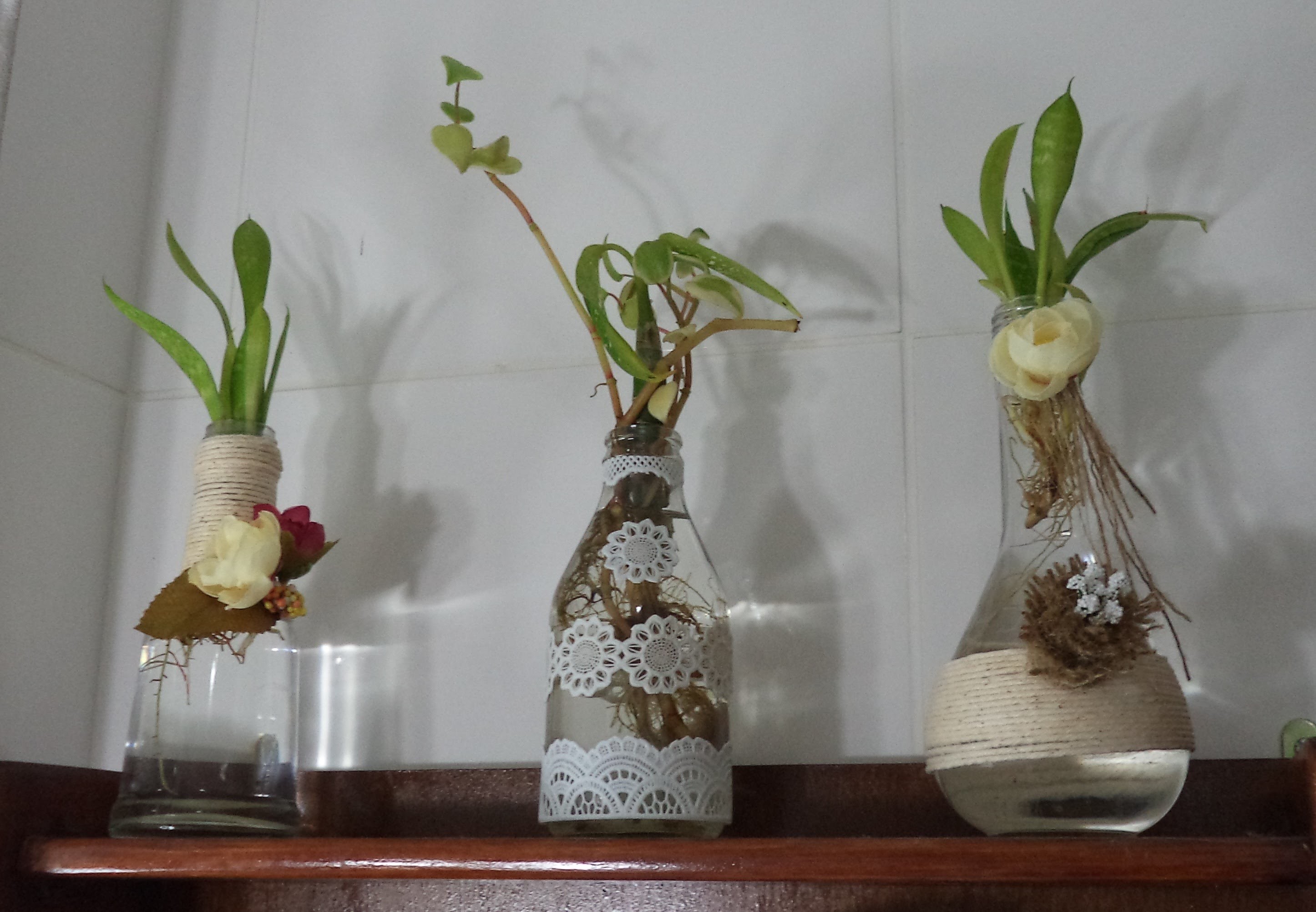 Diy - PAP - Decoração de 3 garrafas (vidro) com barbante, flor de juta e toalhinha - Graça Tristão