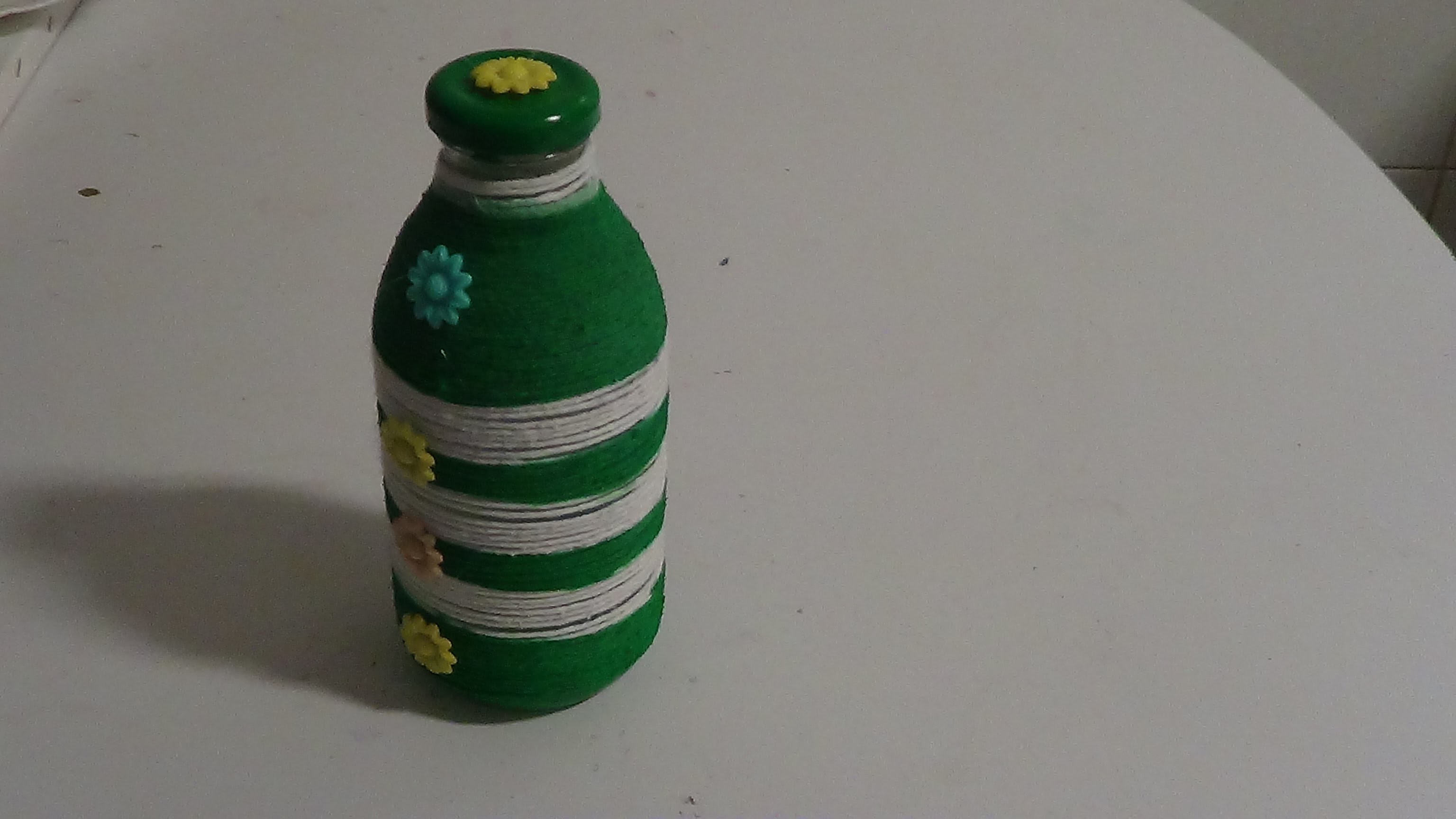 DIY saiba como fazer decoração na garrafa com barbante zebra verde