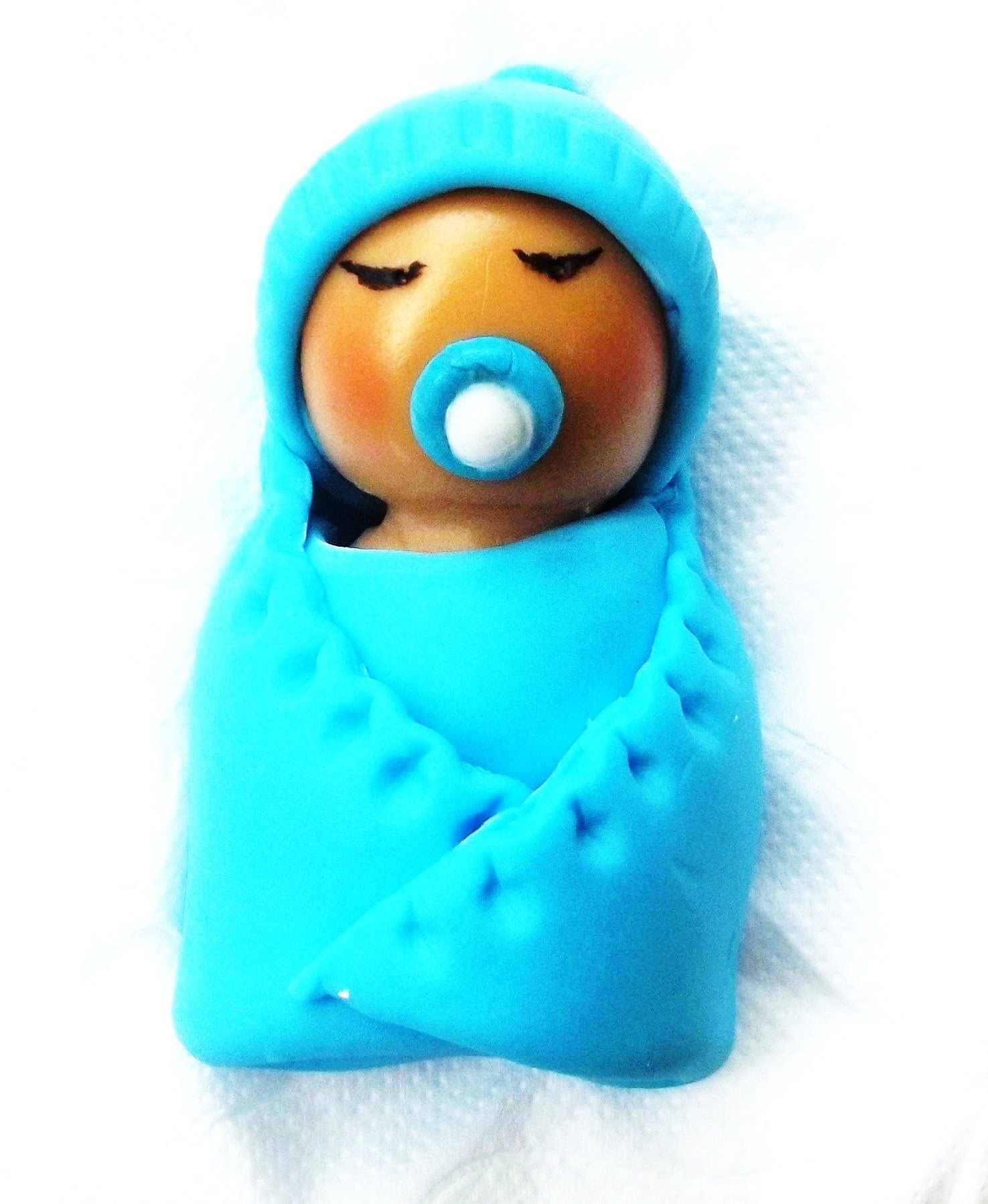 Artesanato: Bebê na manta feito em biscuit