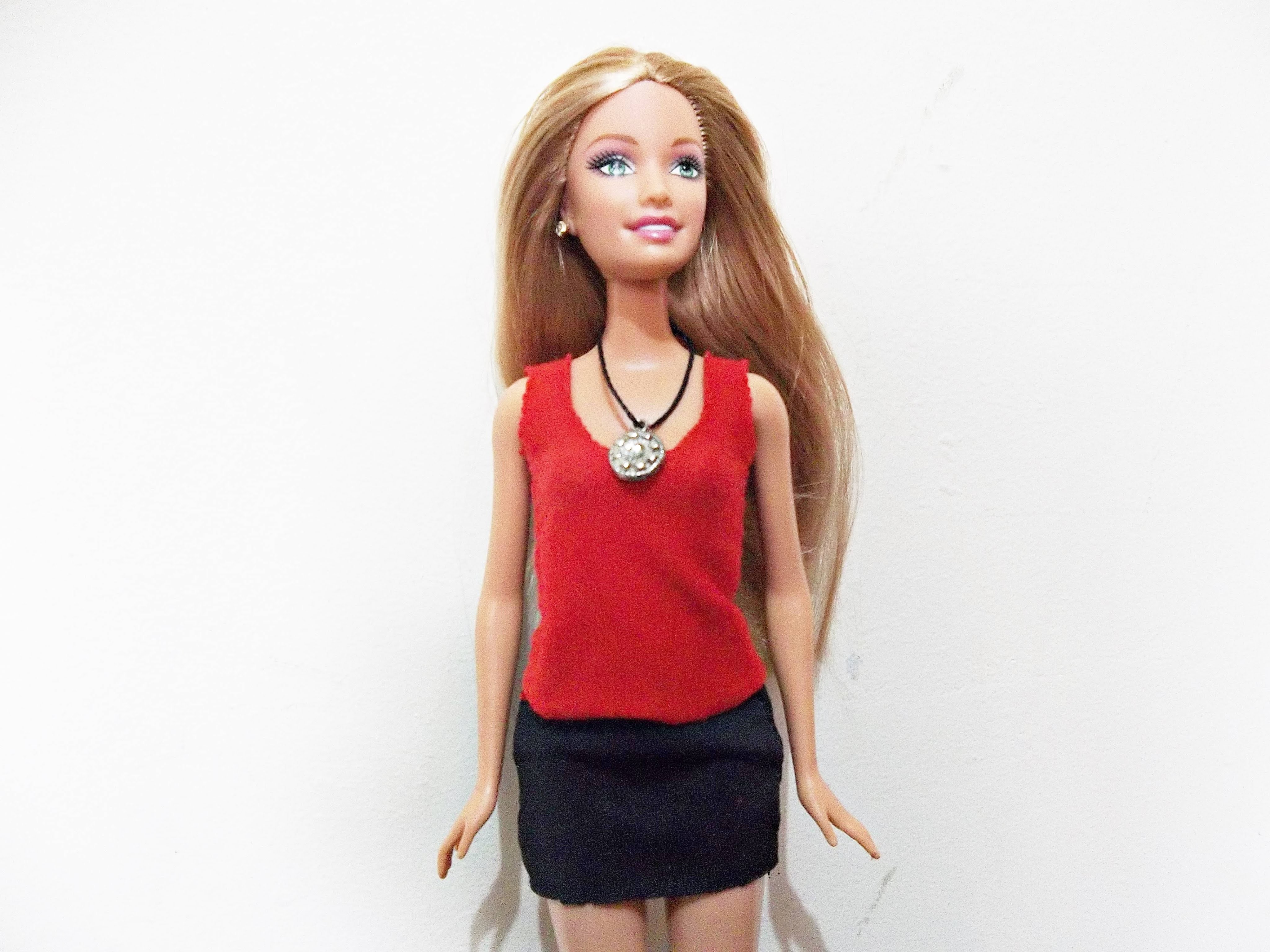 Tutorial: Como fazer uma blusa regata para Barbie. DIY: t-shirt  for Barbie