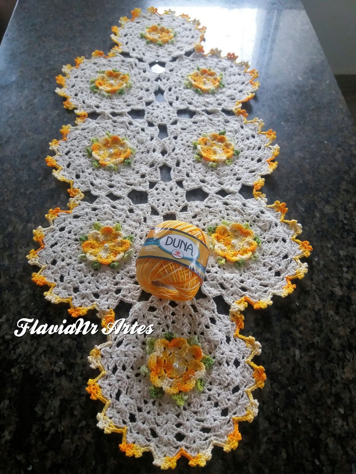 Caminho de mesa floral DIY