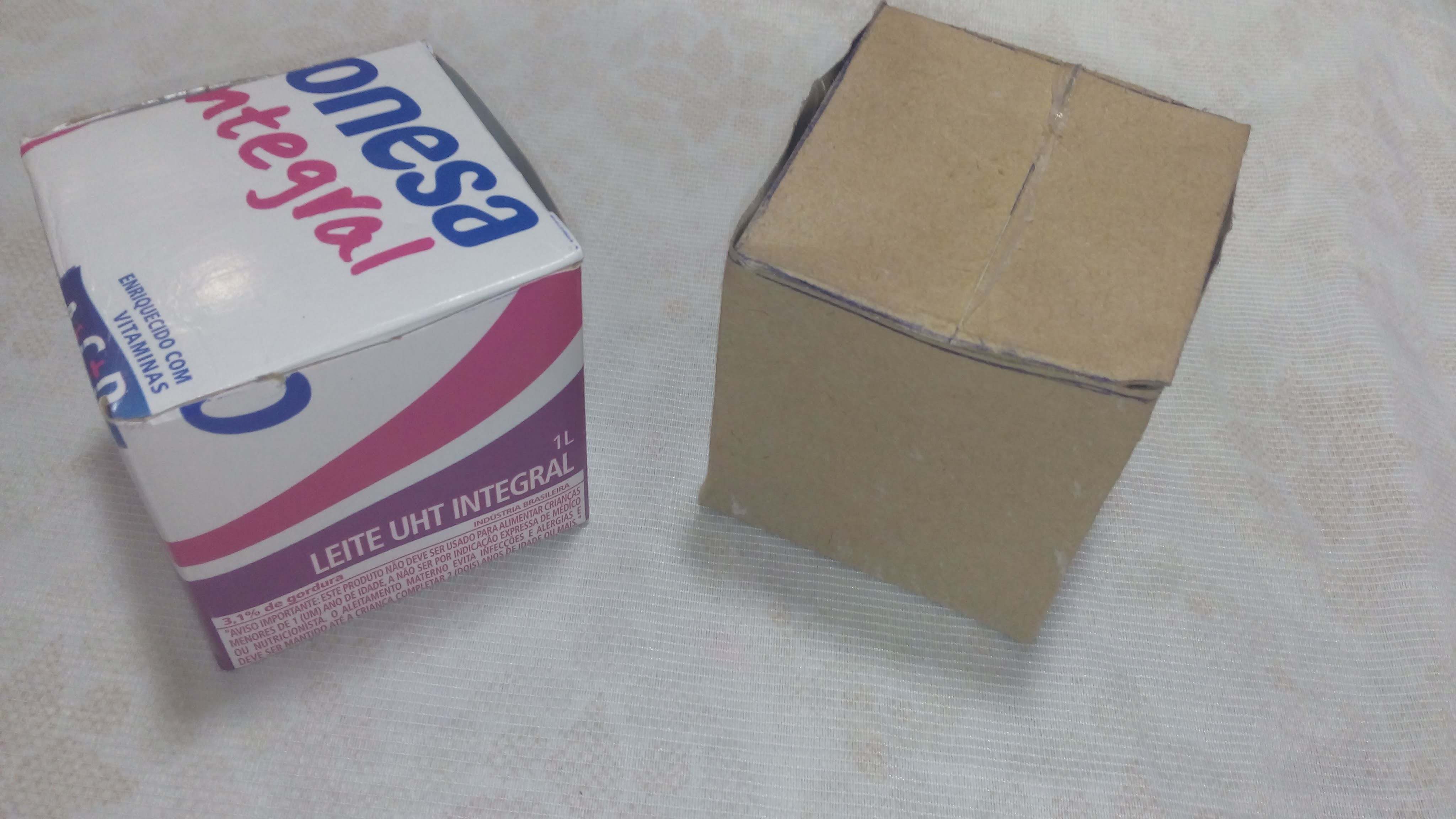 Caixa feita com caixinha de leite para dar como lembrancinha de aniversário  ou de natal
