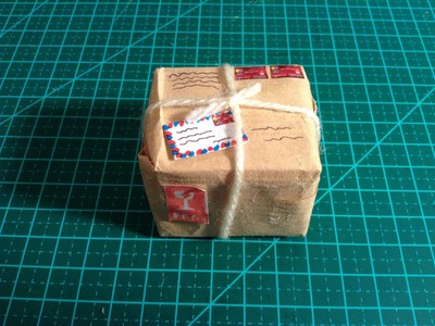 DIY - Como fazer uma mini caixa de encomenda para bonecas