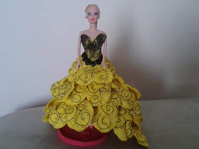 Barbie com o vestido amarelo de e v a