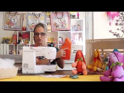 Aprenda a fazer um coelho de tecido com a artesã Lu Gastal