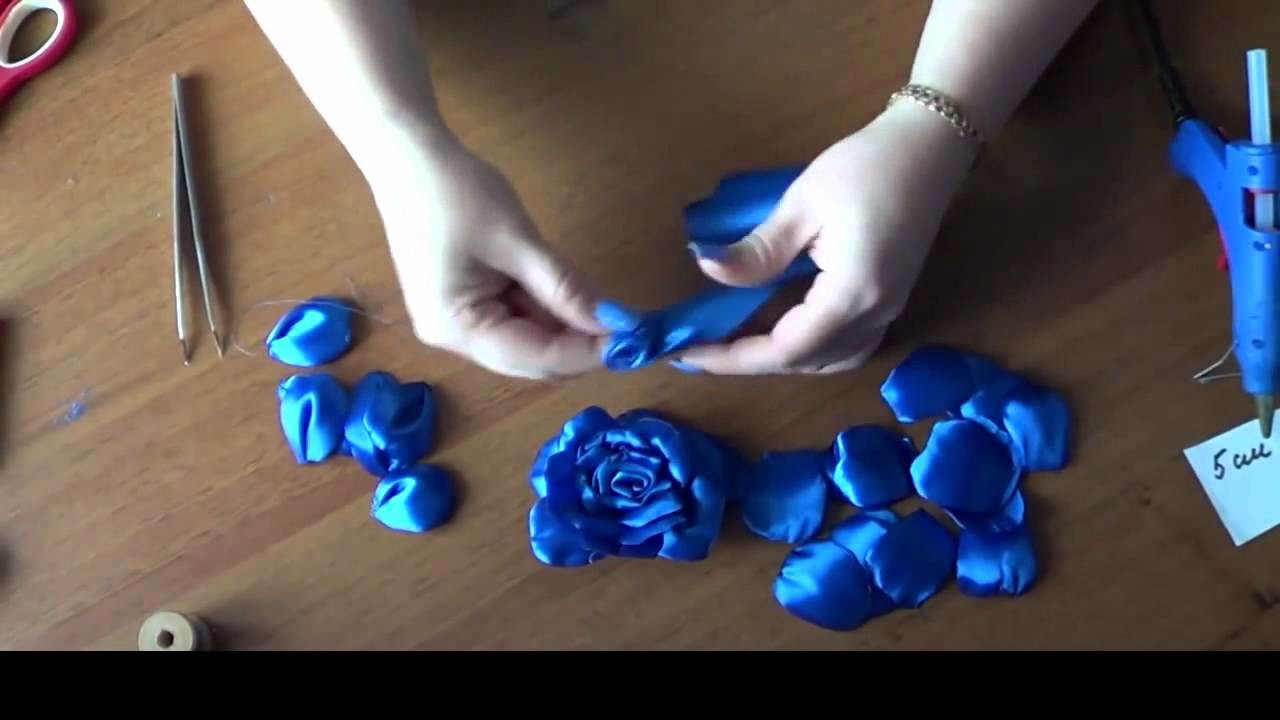 Passo a passo em Vídeo de mais uma Flor com Fita de Cetim Azul