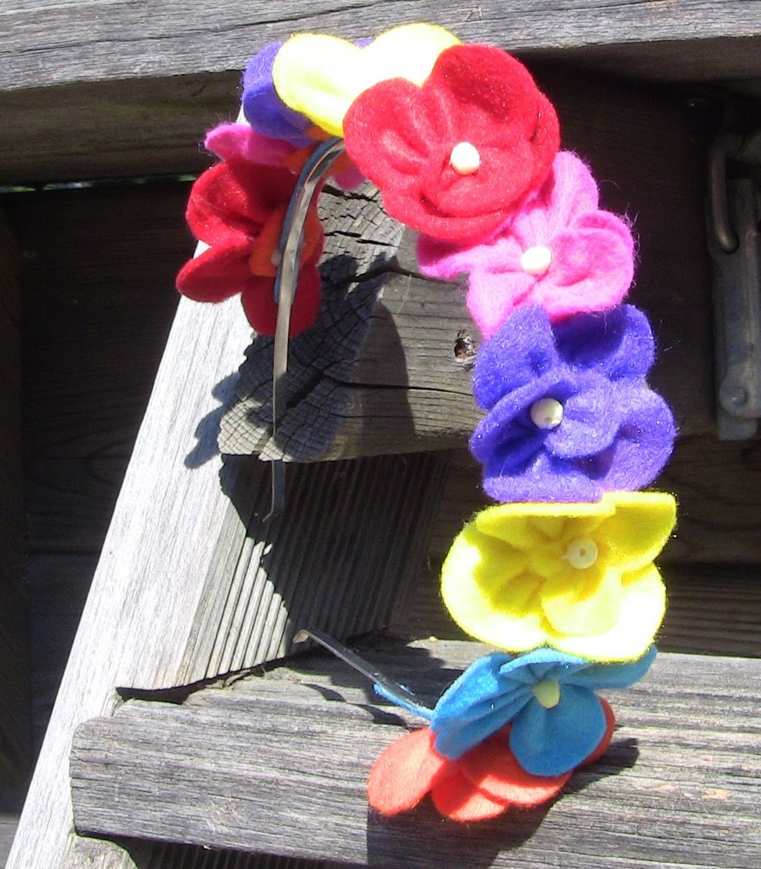 Tiara com flores em feltro colorida