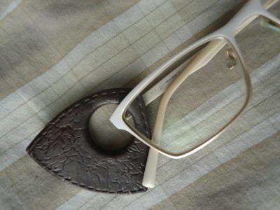 Cerâmica plástica - imitação couro - pingente para óculos