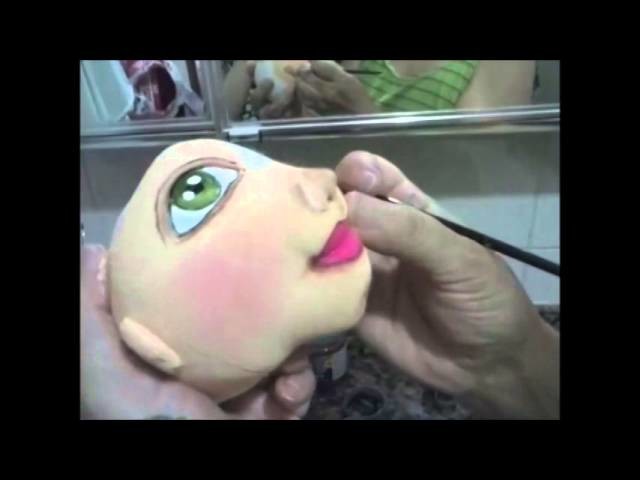 Pintando rosto de boneca de pano