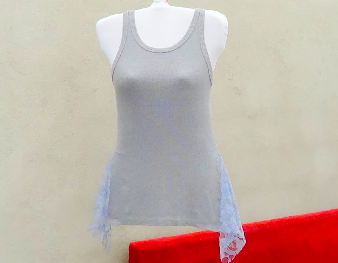 Blusa personalizada  na lateral com renda (reciclando roupa)