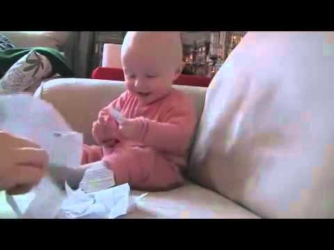 Bebê rindo  Rasgando Papel, Baby Laughing Hysterically at Ripping Paper