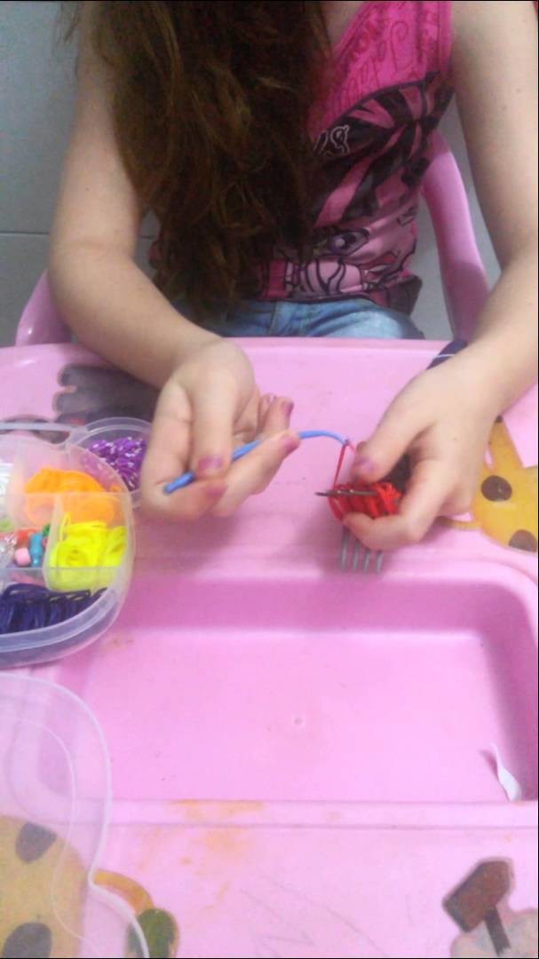 Morango com elásticos rainbow loom