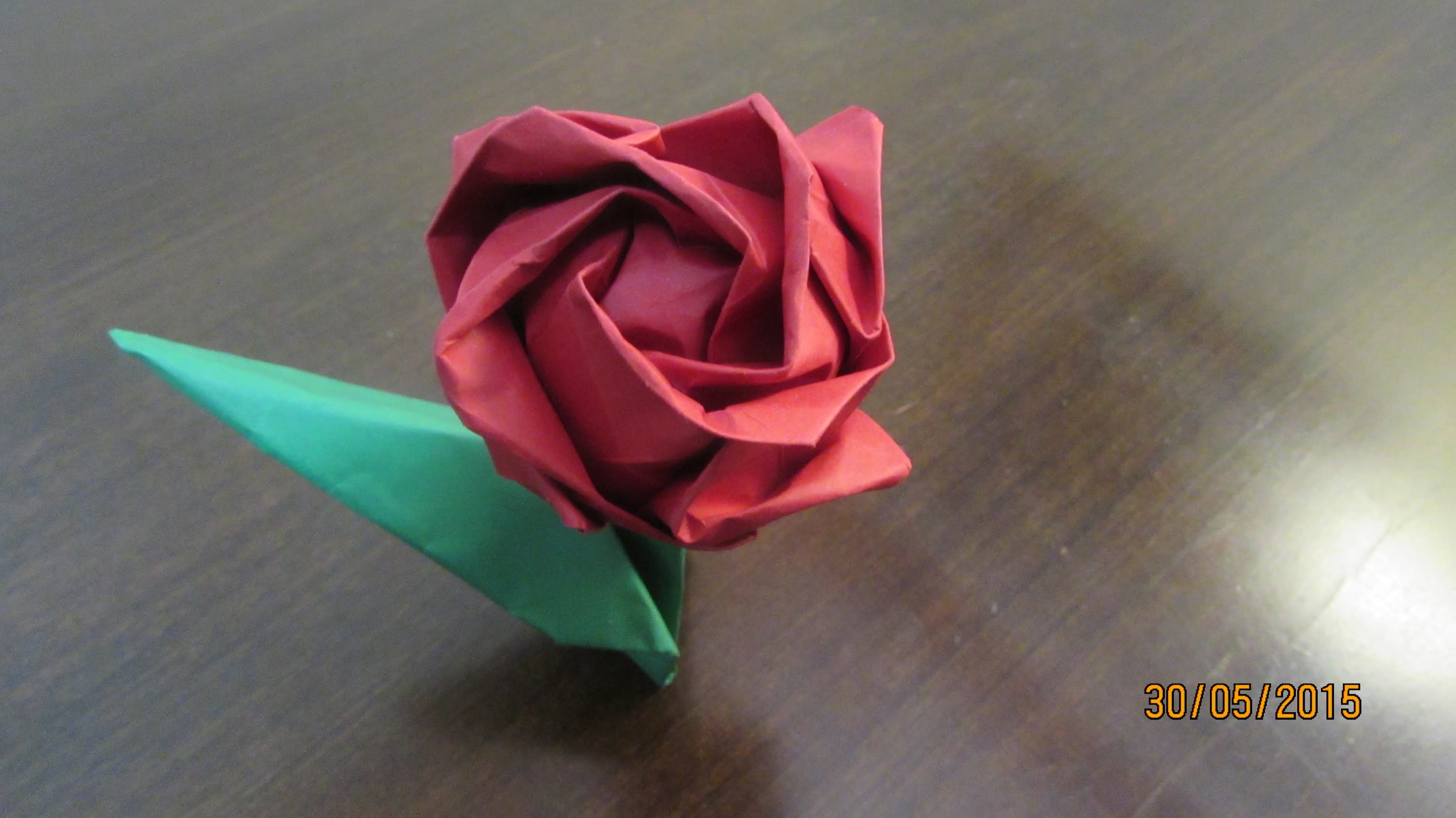 Timelapse da rosa kawasaki de origami
