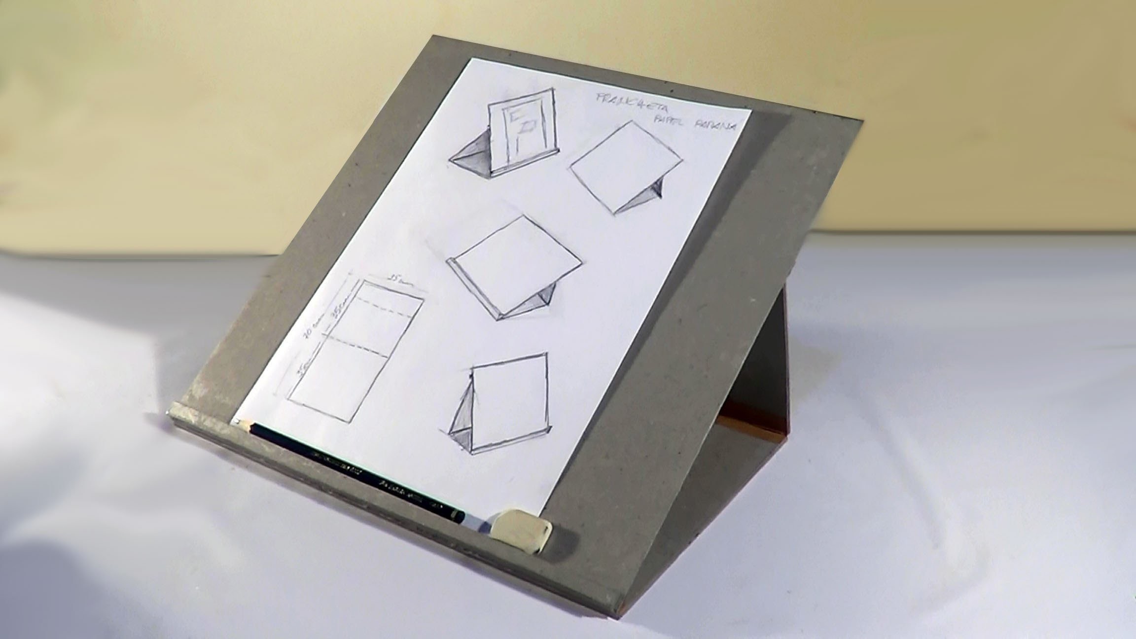 Prancheta de desenho (papelão) - Drawing board (cardboard) - Tablero de dibujo (de cartón)
