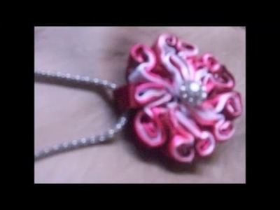 DIY: Medalhao Kanzashi. necklace kanzashi.  medallion.Ribbon.Kanzashi.DIY