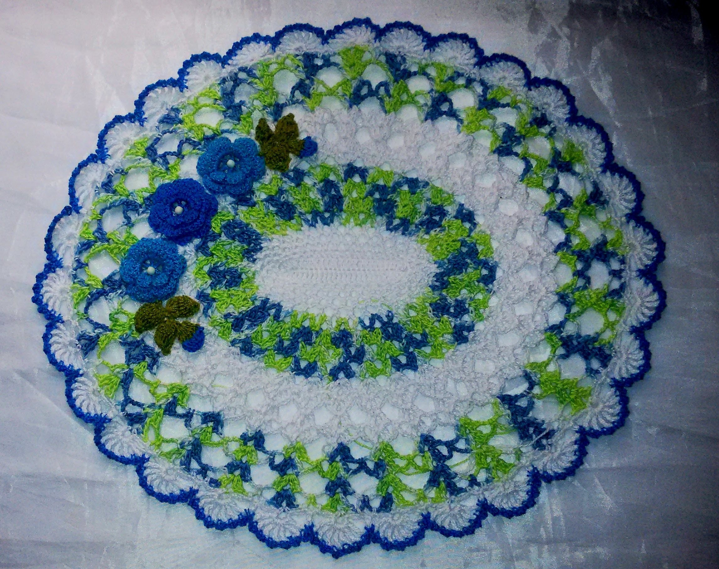 DIY - Centrinho  oval com flores de crochê