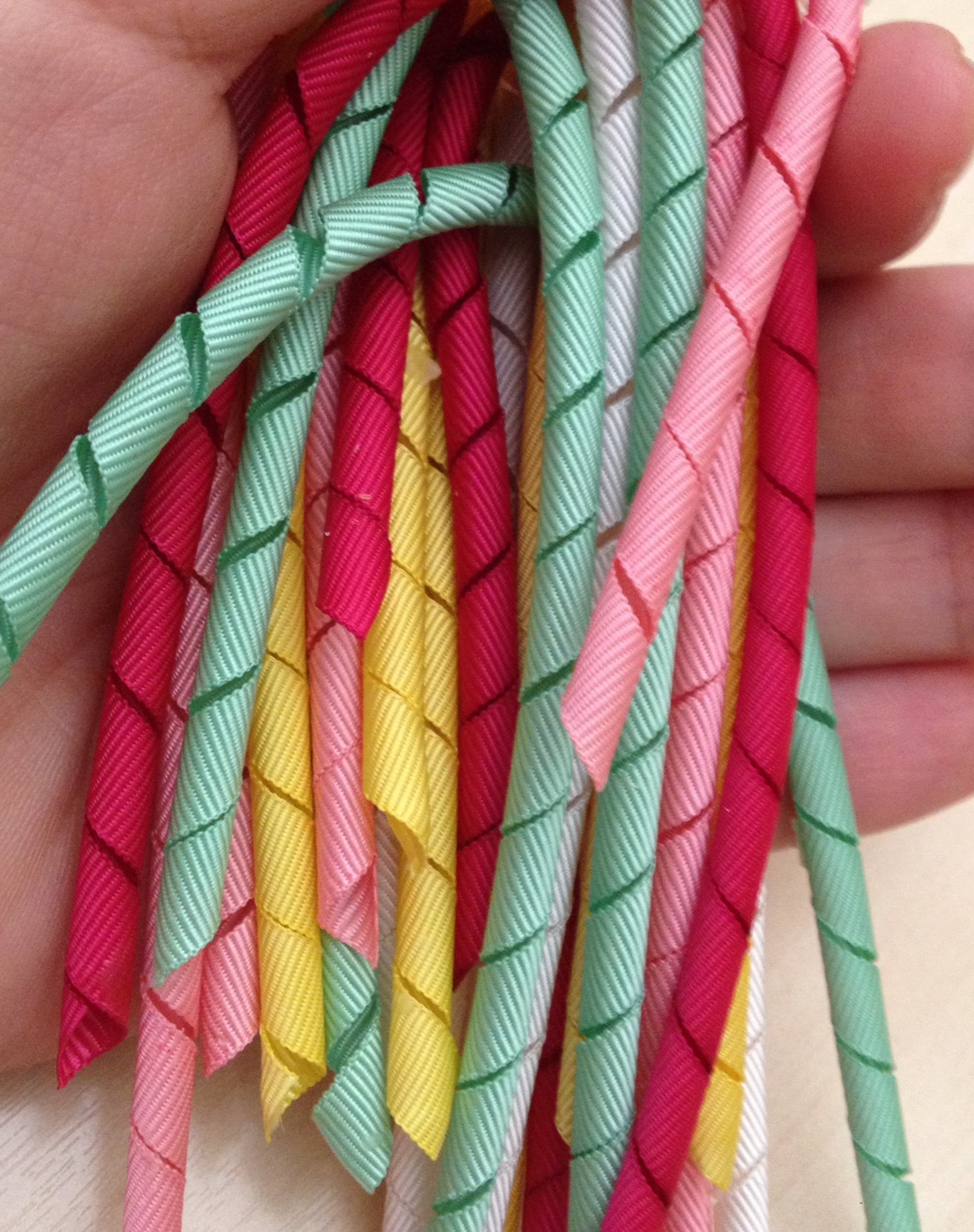 Fita Korker: Como fazer cachinhos de fita - DIY Korker Ribbon