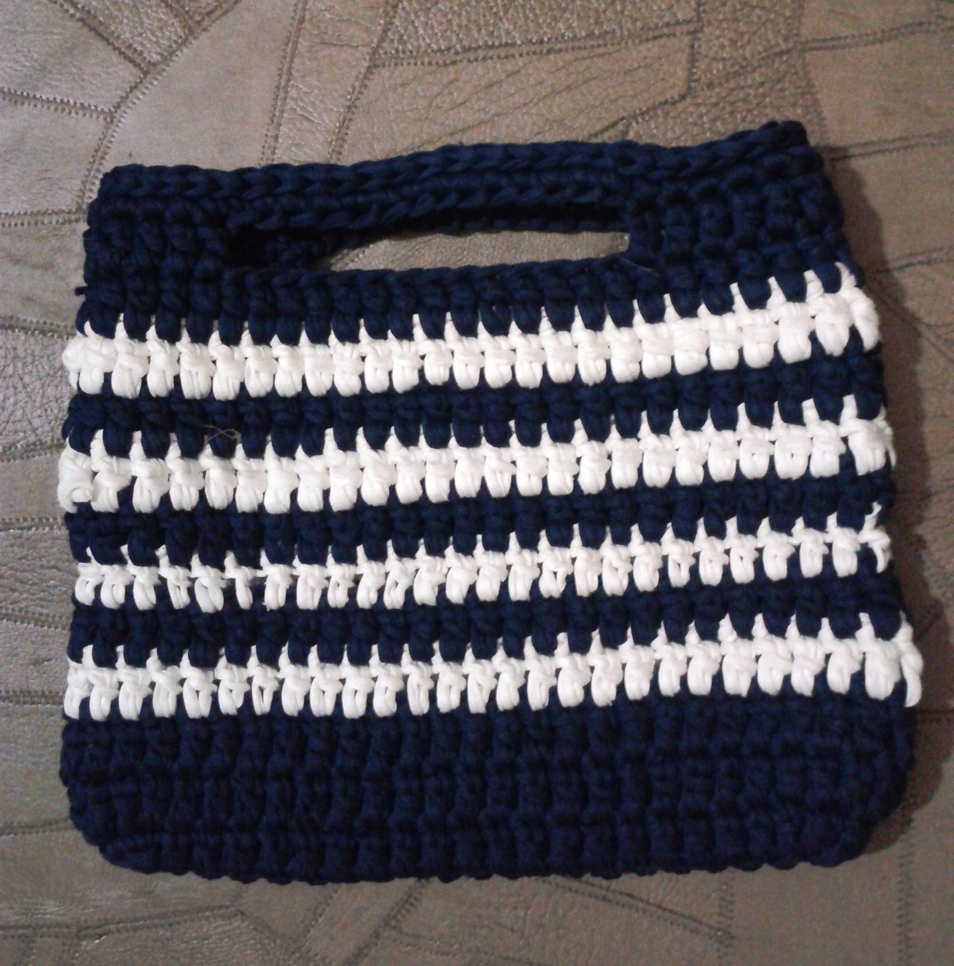 DIY bolsa de trapilhos em croche duas cores